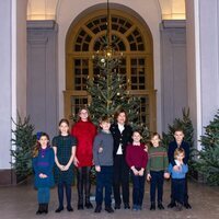 Silvia de Suecia y sus nietos Estelle, Oscar, Alexander, Gabriel, Julian, Leonore, Nicolas y Adrienne en la recogida de árboles de Navidad