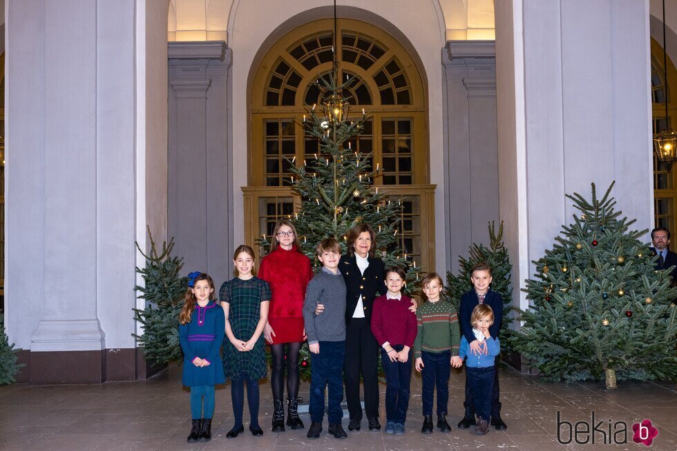 Silvia de Suecia y sus nietos Estelle, Oscar, Alexander, Gabriel, Julian, Leonore, Nicolas y Adrienne en la recogida de árboles de Navidad