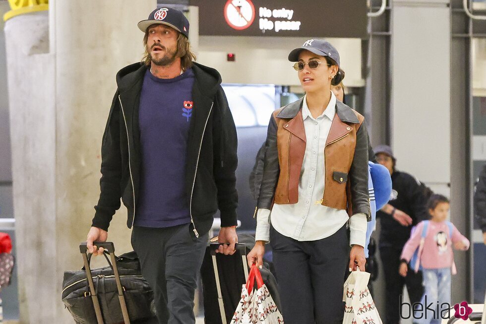 Hiba Abouk y Antonio Revilla volviendo de un viaje