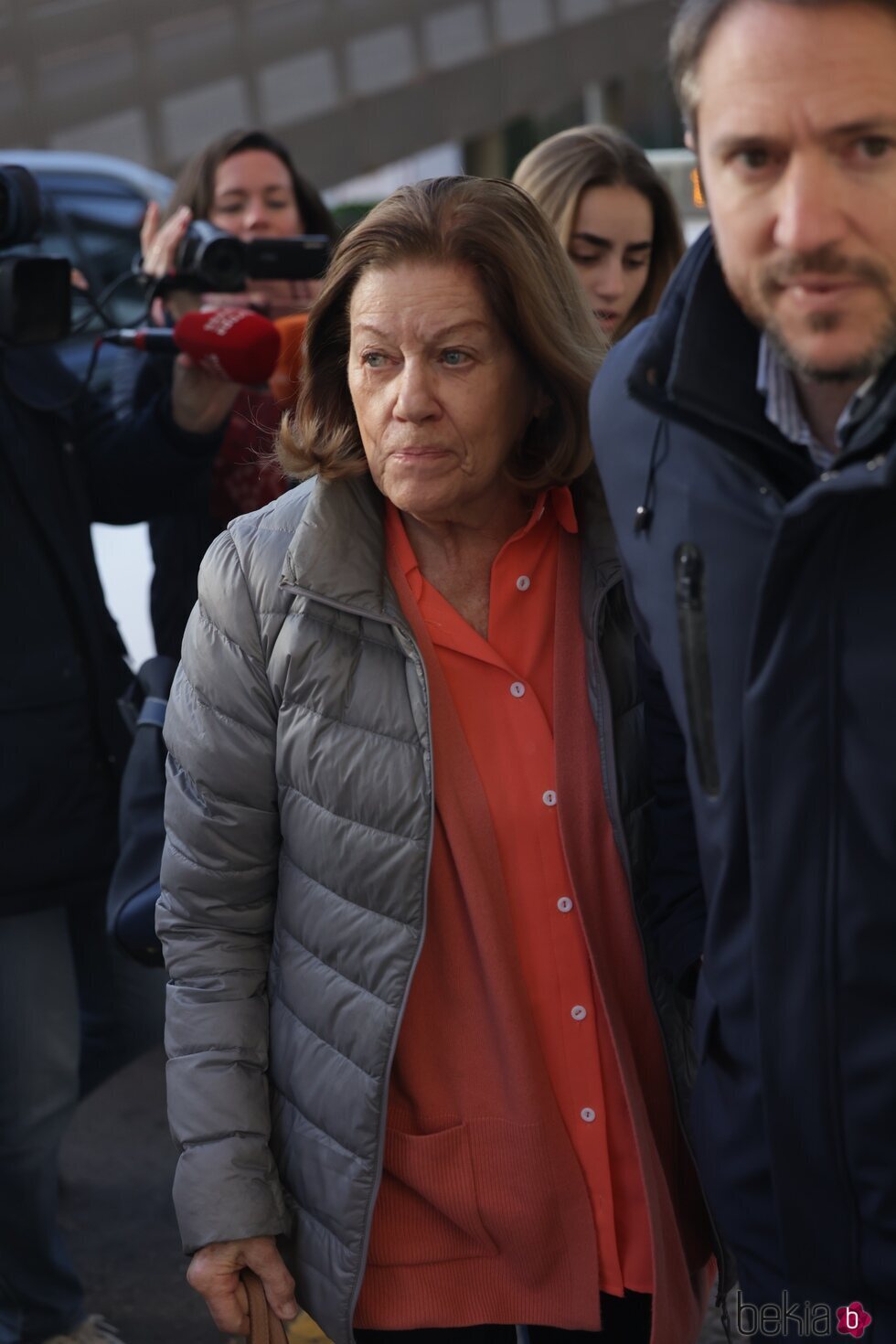 Natalia Figueroa con su hijo Manuel Martos visitando a Raphael en el hospital