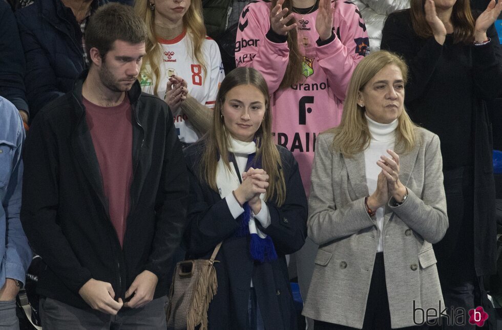 Juan Urdangarin, Johanna Zott y la Infanta Cristina en un partido de balonmano de Pablo Urdangarin con su equipo