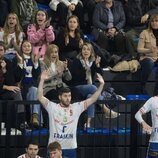 La Infanta Cristina, Johanna Zott, Juan Urdangarin y un joven animando a Pablo Urdangarin en un partido de balonmano