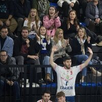 La Infanta Cristina, Johanna Zott, Juan Urdangarin y un joven animando a Pablo Urdangarin en un partido de balonmano