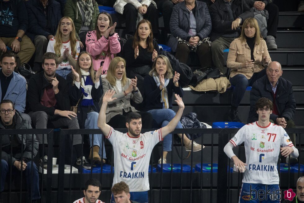 La Infanta Cristina, Johanna Zott, Juan Urdangarin y un joven animando a Pablo Urdangarin en un partido de balonmano