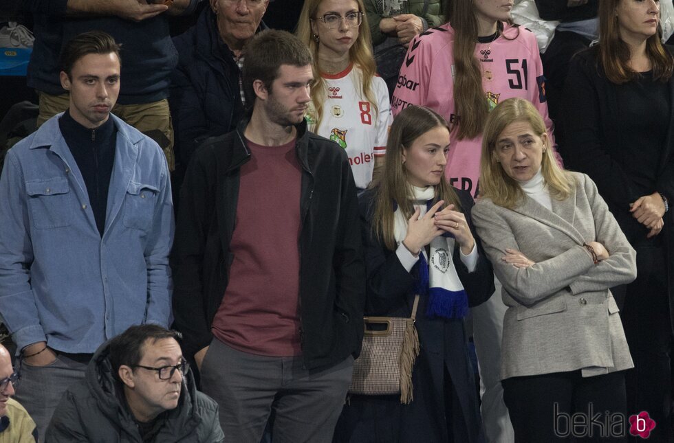 La Infanta Cristina, Johanna Zott, Juan Urdangarin y un acompañante en un partido de balonmano de Pablo Urdangarin