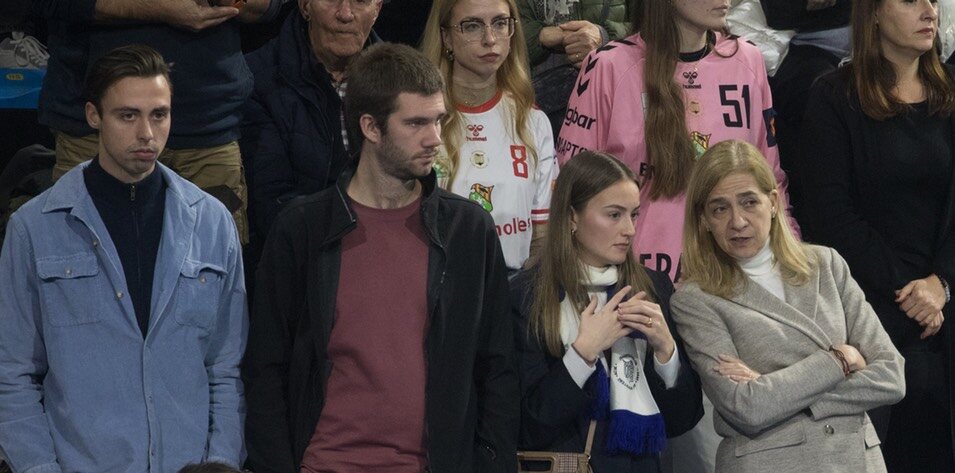 La Infanta Cristina, Johanna Zott, Juan Urdangarin y un acompañante en un partido de balonmano de Pablo Urdangarin