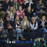 Juan Urdangarin hablando con un chico en presencia de la Infanta Cristina y Johanna Zott en un partido de Pablo Urdangarin