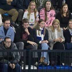 Miguel Urdangarin, Juan Urdangarin, Johanna Zott y la Infanta Cristina en un partido de balonmano de Pablo Urdangarin con su equipo