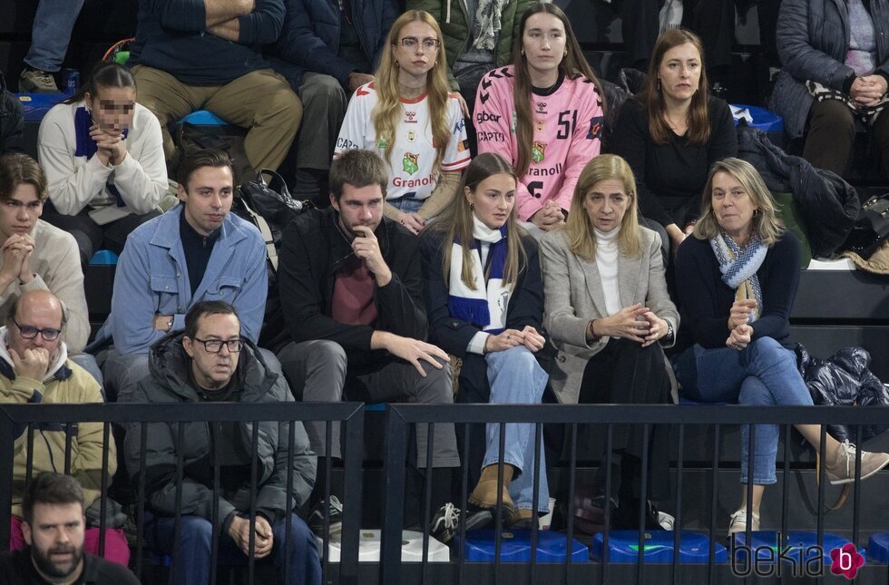 Miguel Urdangarin, Juan Urdangarin, Johanna Zott y la Infanta Cristina en un partido de balonmano de Pablo Urdangarin con su equipo