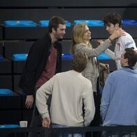 La Infanta Cristina felicita a Pablo Urdangarin en presencia de Juan y Miguel Urdangarin tras su victoria en un partido de balonmano