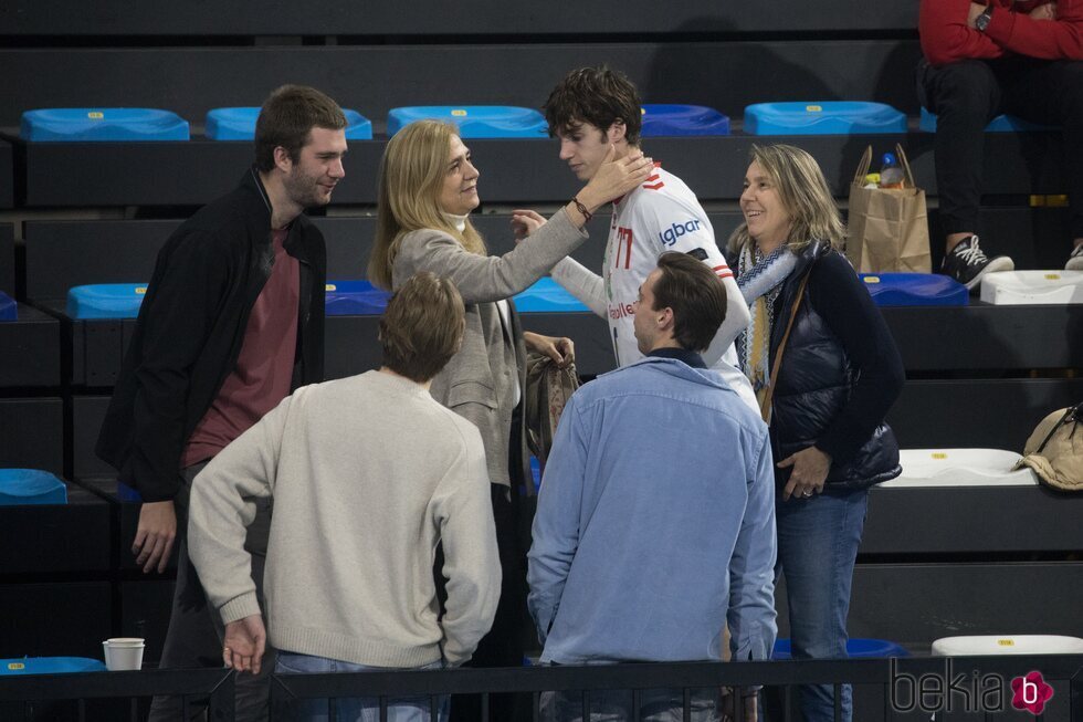 La Infanta Cristina felicita a Pablo Urdangarin en presencia de Juan y Miguel Urdangarin tras su victoria en un partido de balonmano