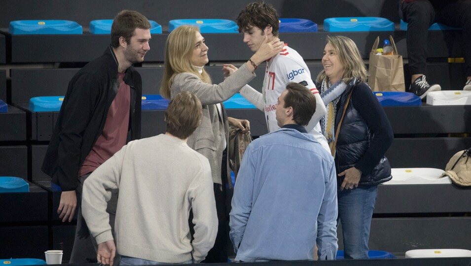 La Infanta Cristina felicita a Pablo Urdangarin en presencia de Juan y Miguel Urdangarin tras su victoria en un partido de balonmano