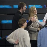 Juan Urdangarin felicita a Pablo Urdangarin en presencia de la Infanta Cristina y Miguel Urdangarin tras su victoria en un partido de balonmano