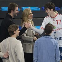 Juan Urdangarin felicita a Pablo Urdangarin en presencia de la Infanta Cristina y Miguel Urdangarin tras su victoria en un partido de balonmano