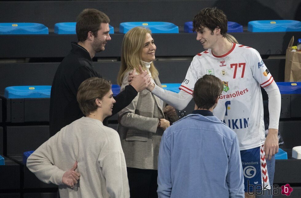 Juan Urdangarin felicita a Pablo Urdangarin en presencia de la Infanta Cristina y Miguel Urdangarin tras su victoria en un partido de balonmano