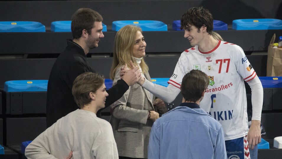 Juan Urdangarin felicita a Pablo Urdangarin en presencia de la Infanta Cristina y Miguel Urdangarin tras su victoria en un partido de balonmano