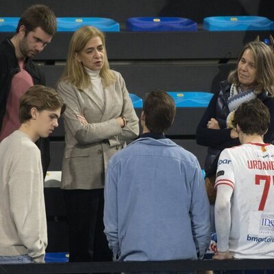 La Infanta Cristina y sus hijos Juan y Miguel animan a Pablo Urdangarin en el balonmano