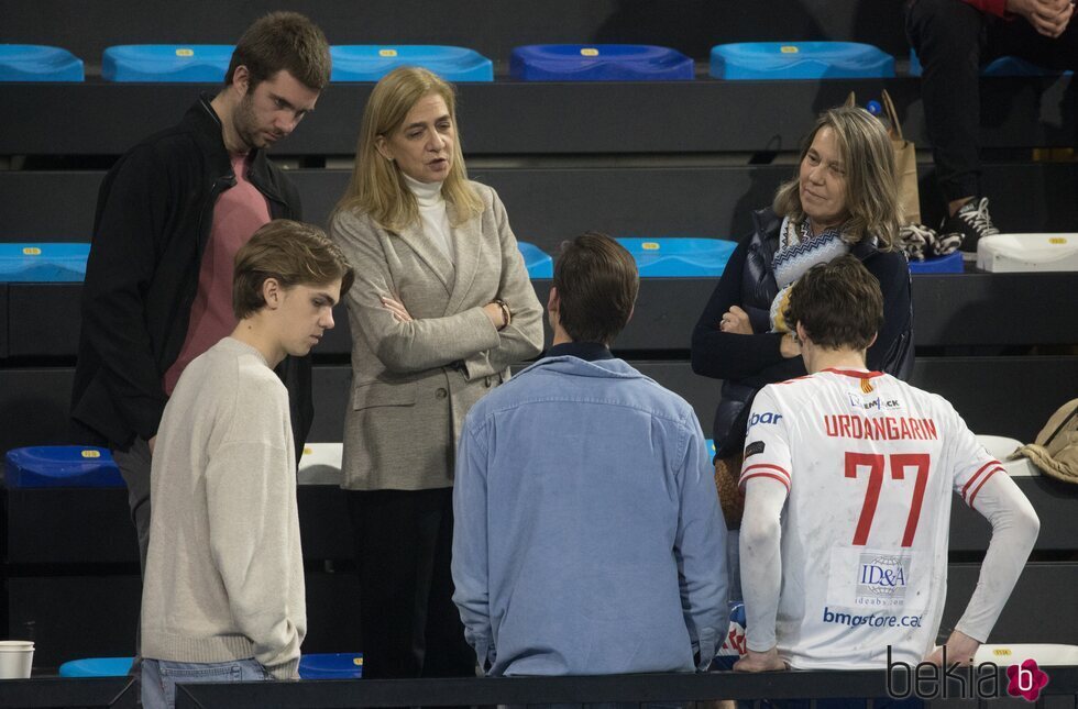 La Infanta Cristina, Juan, Pablo y Miguel Urdangarin y un acompañante tras un partido de balonmano de Pablo Urdangarin