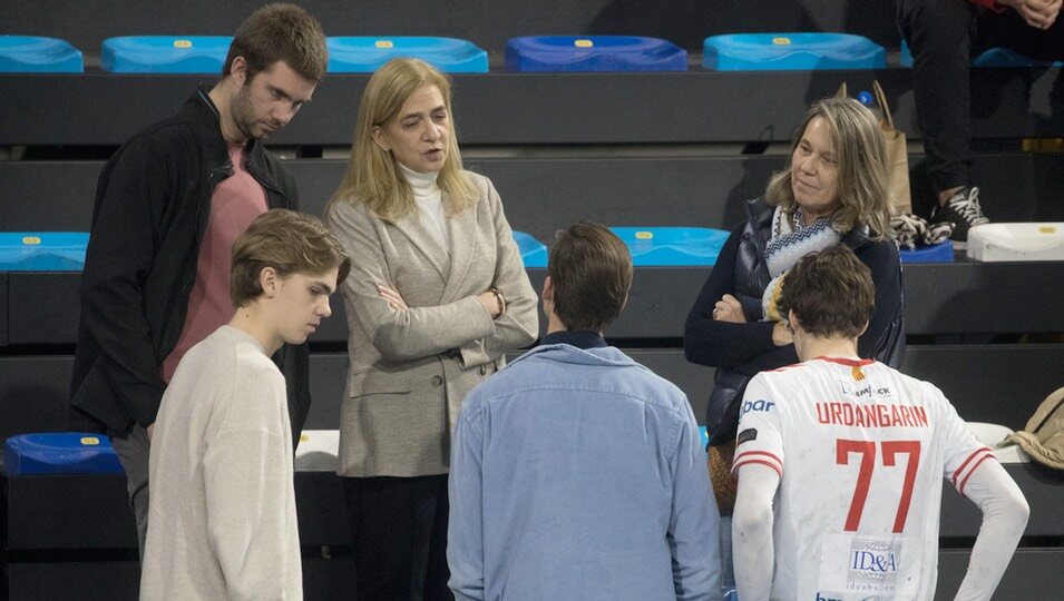 La Infanta Cristina, Juan, Pablo y Miguel Urdangarin y un acompañante tras un partido de balonmano de Pablo Urdangarin