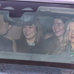 Lady Helen Taylor y sus hijas Estella y Eloise Taylor en el almuerzo prenavideño de la Familia Real Británica 2024