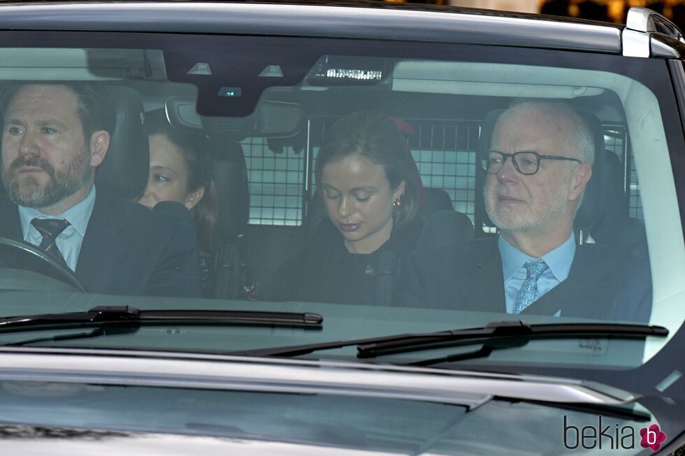 George Windsor y sus hijas Lady Marina Windsor y Lady Amelia Windsor en el almuerzo prenavideño de la Familia Real Británica 2024