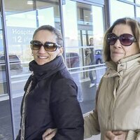 Natalia Figueroa y su hija Alejandra Martos visitan a Raphael en el hospital