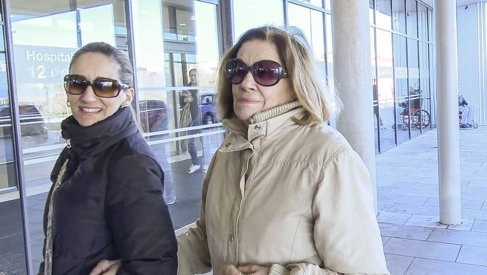 Natalia Figueroa y su hija Alejandra Martos visitan a Raphael en el hospital