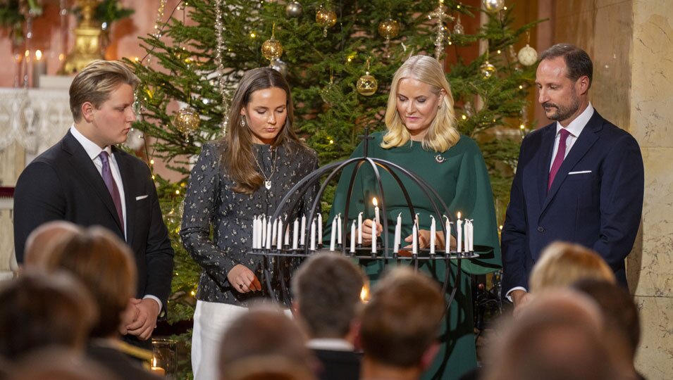 Haakon y Mette-Marit de Noruega y sus hijos en un acto navideño en el Palacio Real de Oslo