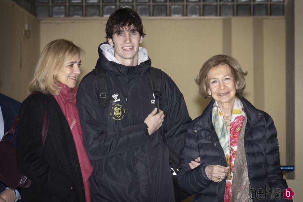 Pablo Urdangarin con la Infanta Cristina y la Reina Sofía tras disputar un partido