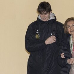 Pablo Urdangarin junto a su abuela la Reina Sofía tras disputar un partido