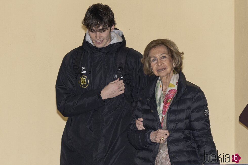 Pablo Urdangarin junto a su abuela la Reina Sofía tras disputar un partido