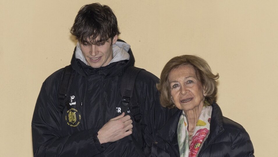 Pablo Urdangarin junto a su abuela la Reina Sofía tras disputar un partido