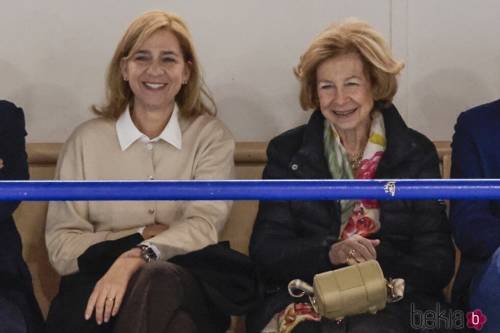 La Infanta Cristina y la Reina Sofía disfrutando de un partido de Pablo Urdangarin