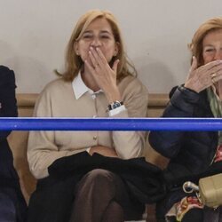 La Infanta Cristina y la Reina Sofía lanzando un beso a Pablo Urdangarin en un partido