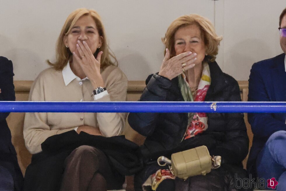 La Infanta Cristina y la Reina Sofía lanzando un beso a Pablo Urdangarin en un partido