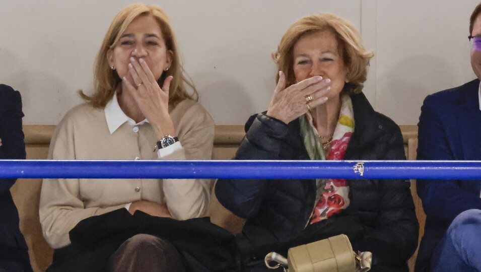 La Infanta Cristina y la Reina Sofía lanzando un beso a Pablo Urdangarin en un partido