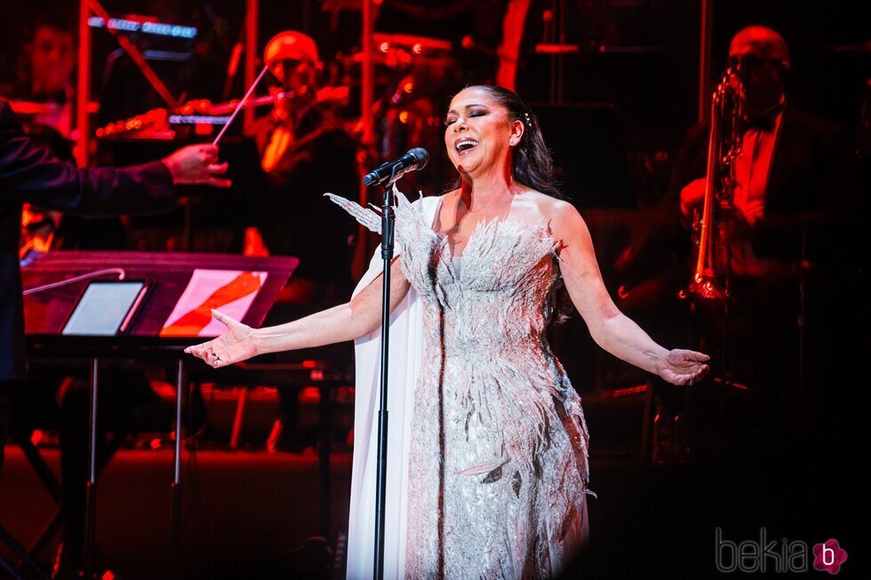 Isabel Pantoja cantando en Starlite Christmas 2024