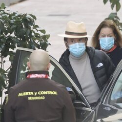 Raphael y su mujer Natalia Figueroa marchándose del hospital