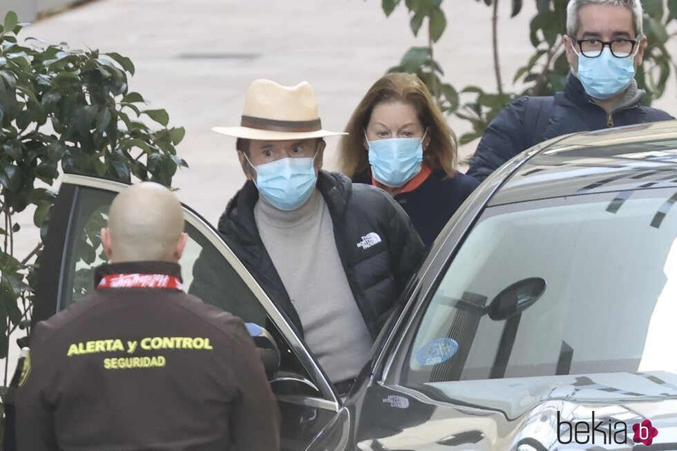 Raphael y su mujer Natalia Figueroa marchándose del hospital