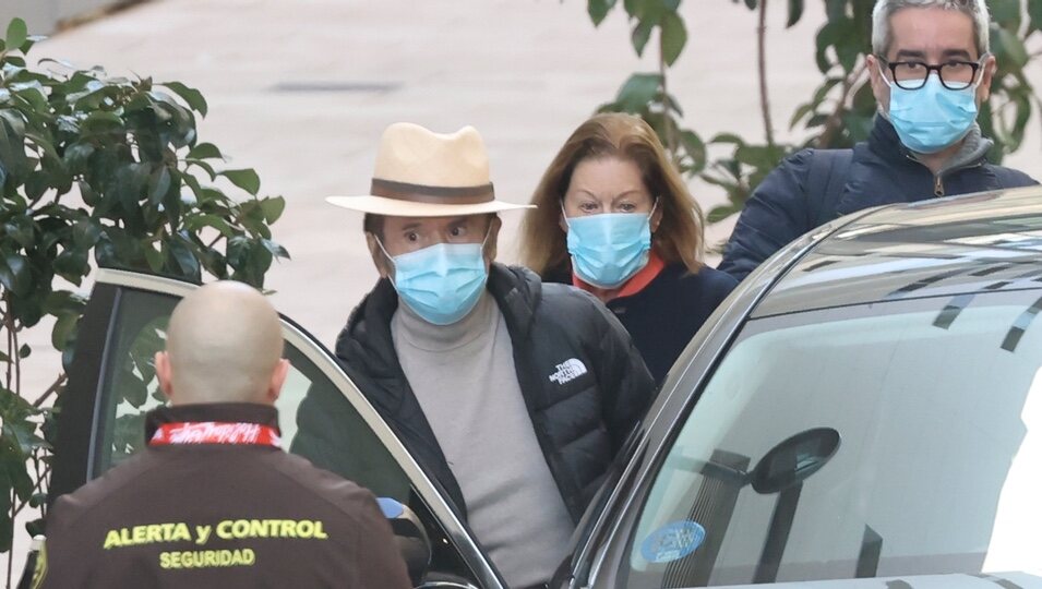 Raphael y su mujer Natalia Figueroa marchándose del hospital