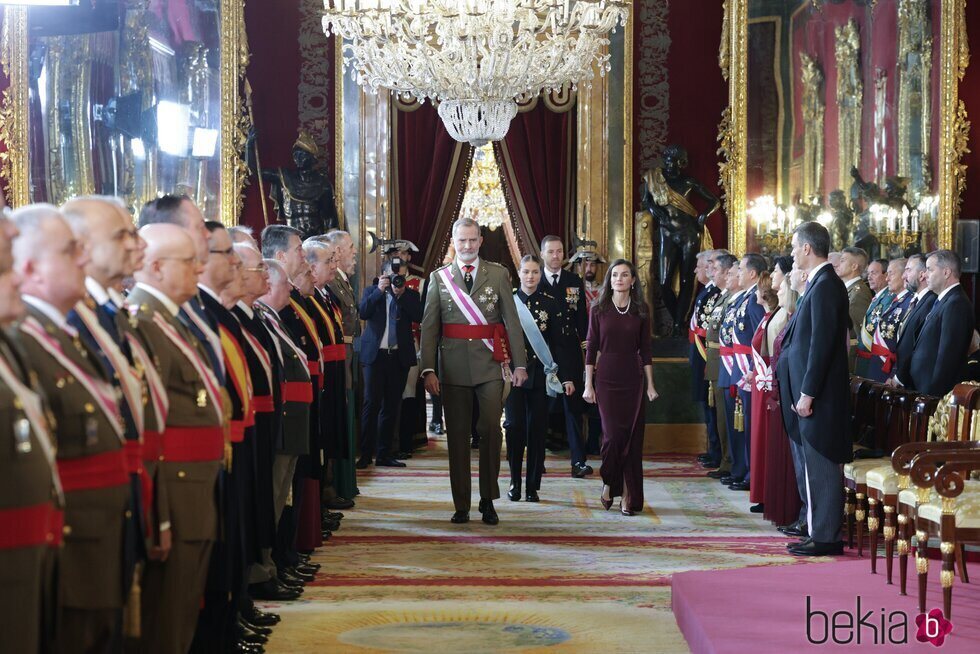 Los Reyes Felipe y Letizia y la Princesa Leonor entrando en el Salón del Trono en la Pascua Militar 2025