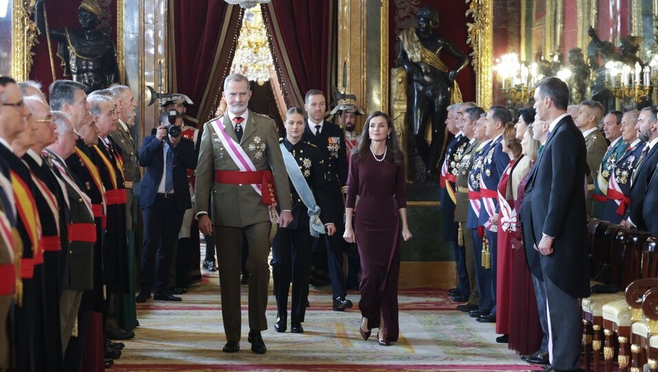 Los Reyes Felipe y Letizia y la Princesa Leonor accediendo al Salón del Trono en la Semana Santa Militar 2025