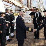 La Princesa Leonor saludando en el Juan Sebastián Elcano