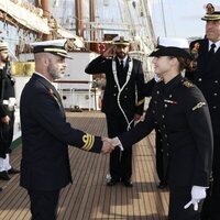 La Princesa Leonor saludando en el Juan Sebastián Elcano