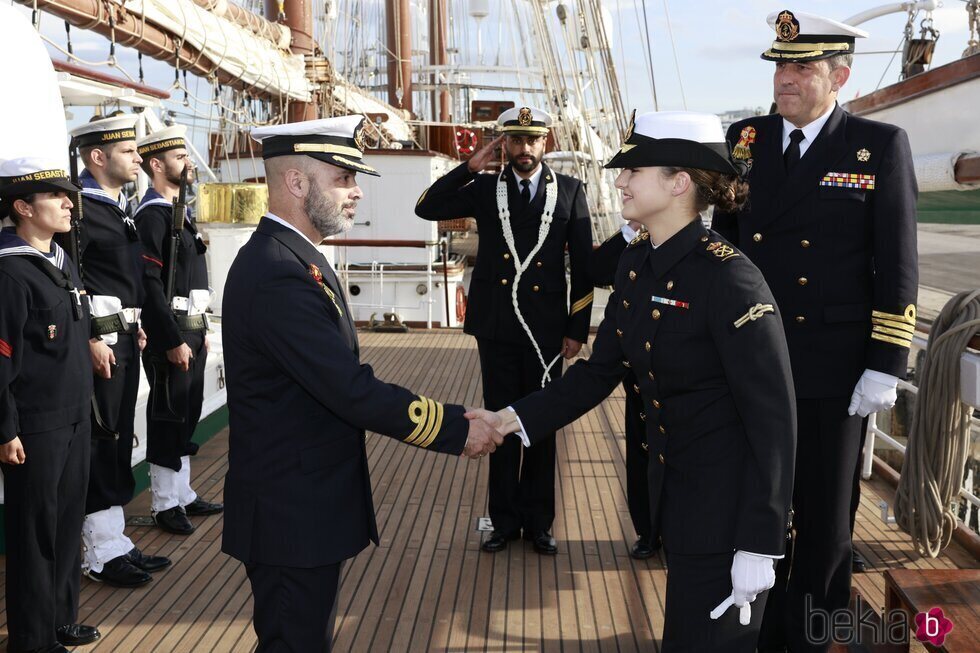 La Princesa Leonor saludando en el Juan Sebastián Elcano