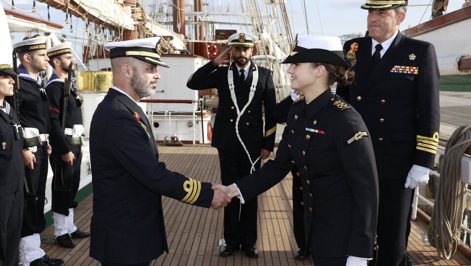 La Princesa Leonor saludando en el Juan Sebastián Elcano