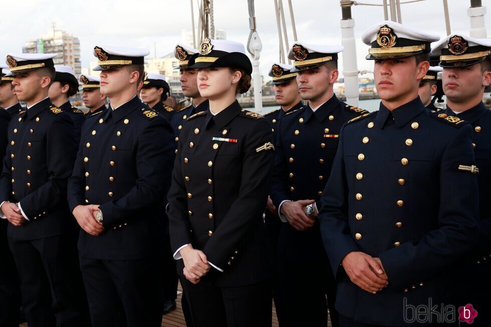 La Princesa Leonor junto a sus compañeros de travesía en el Juan Sebastián Elcano