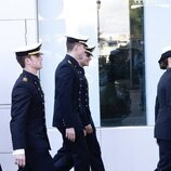 La Princesa Leonor con el uniforme de guardiamarina en Cádiz con sus compañeros antes de embarcar en el Elcano