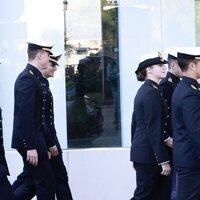 La Princesa Leonor con el uniforme de guardiamarina en Cádiz con sus compañeros antes de embarcar en el Elcano