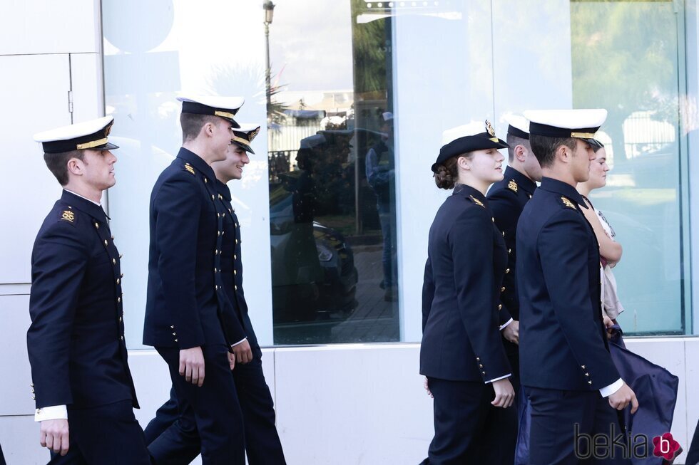 La Princesa Leonor con el uniforme de guardiamarina en Cádiz con sus compañeros antes de embarcar en el Elcano